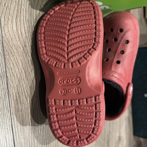Crocs with fleece lining size 10/11 - Picture 3 of 3